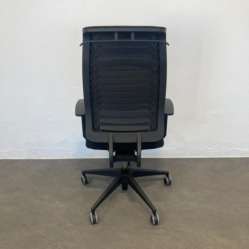 Girsberger Reflex Bürodrehstuhl schwarz mit Armlehnen und Kleiderbügel
