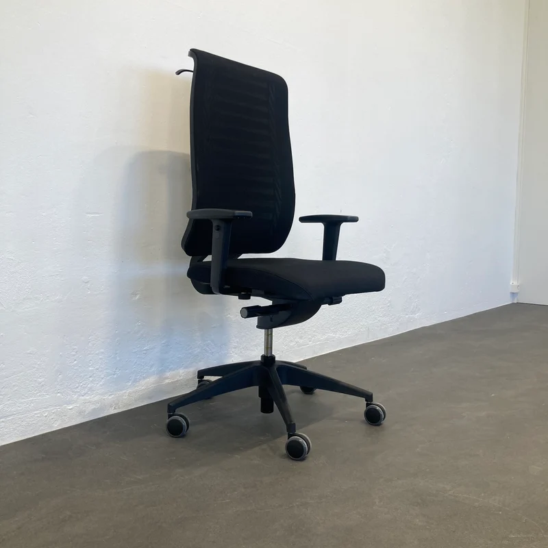 Girsberger Reflex Bürodrehstuhl schwarz mit Armlehnen und Kleiderbügel