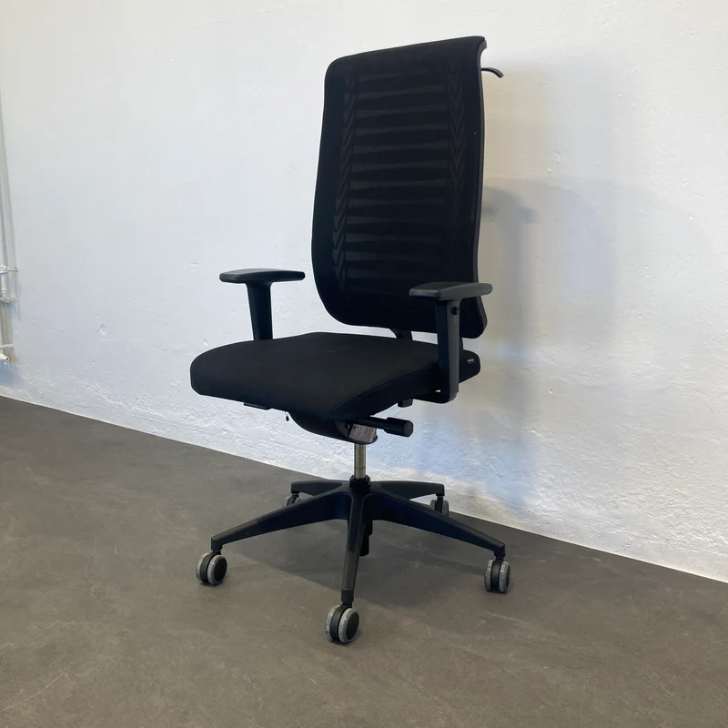 Girsberger Reflex Bürodrehstuhl schwarz mit Armlehnen und Kleiderbügel