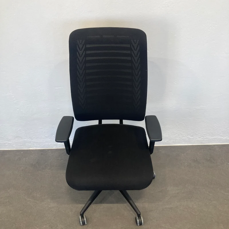 Girsberger Reflex Bürodrehstuhl schwarz mit Armlehnen und Kleiderbügel