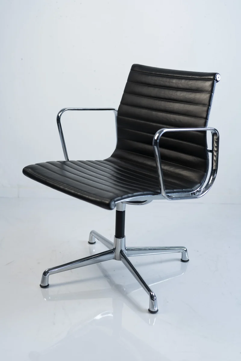 Vitra - Aluminium Chair EA 107