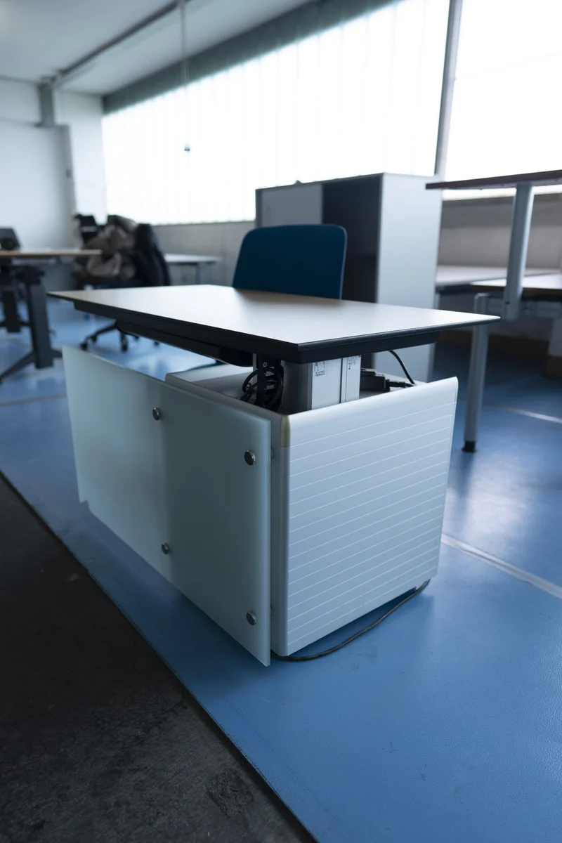bene - elektrisch höhenverstellbarer Schreibtisch
