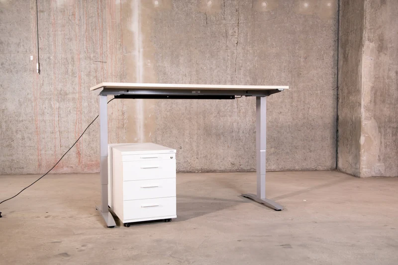 elektrisch höhenverstellbarer Schreibtisch