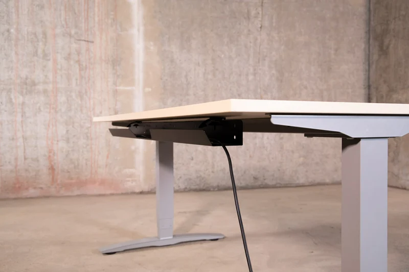 elektrisch höhenverstellbarer Schreibtisch