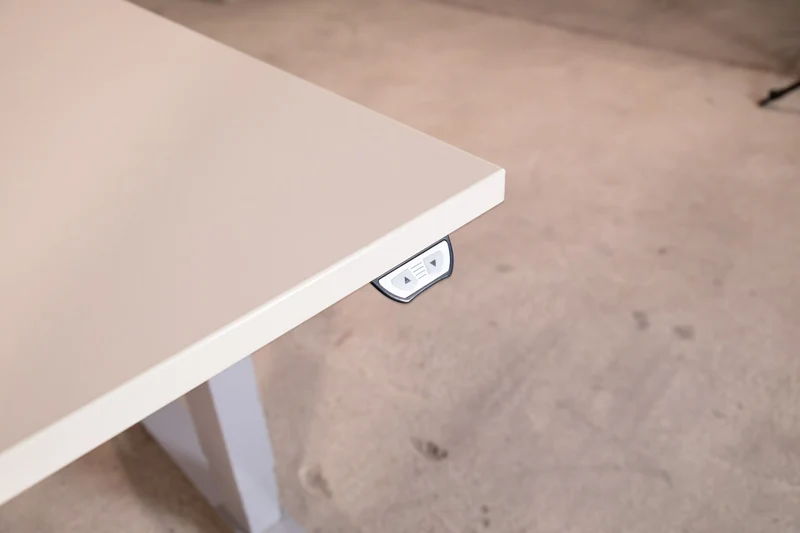 elektrisch höhenverstellbarer Schreibtisch