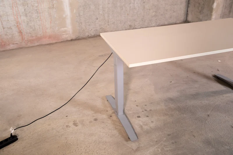 elektrisch höhenverstellbarer Schreibtisch