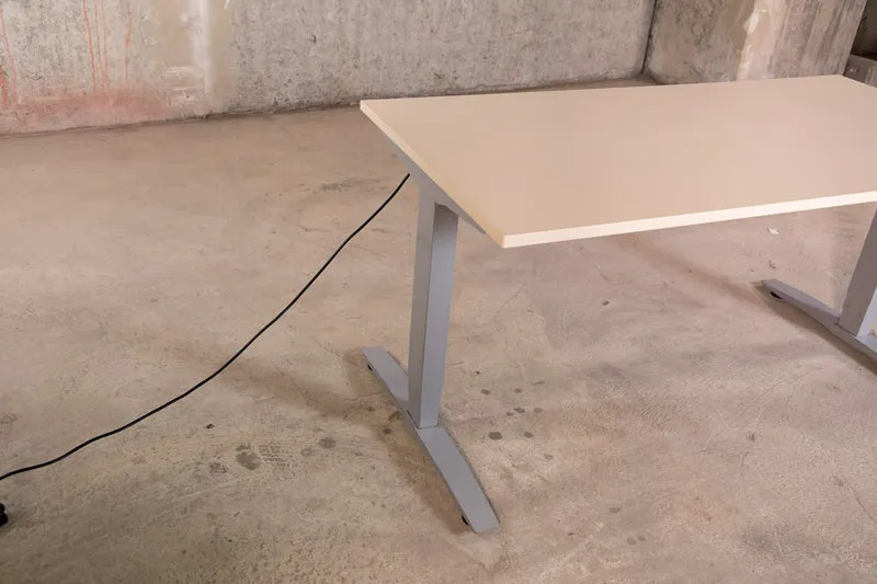 elektrisch höhenverstellbarer Schreibtisch