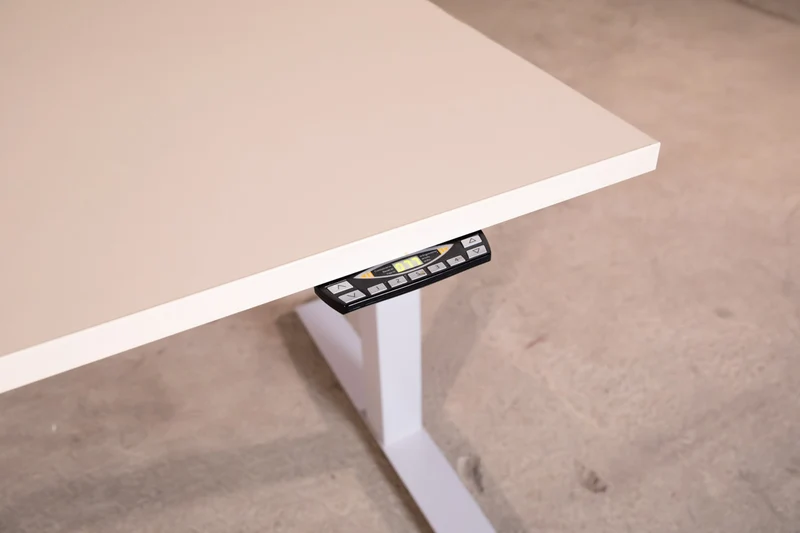 elektrisch höhenverstellbarer Schreibtisch