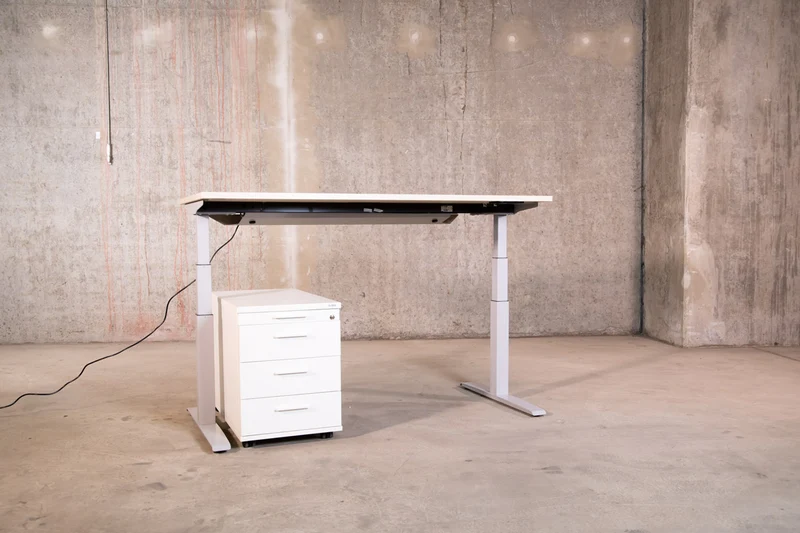 elektrisch höhenverstellbarer Schreibtisch