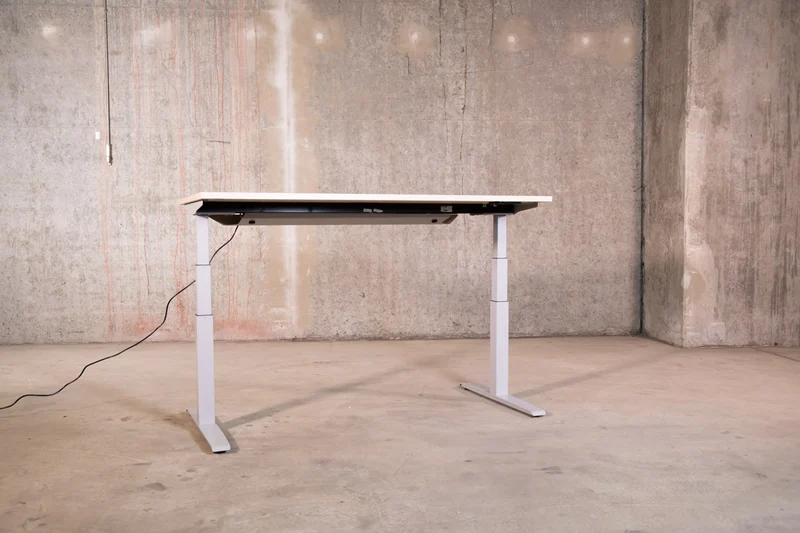 elektrisch höhenverstellbarer Schreibtisch