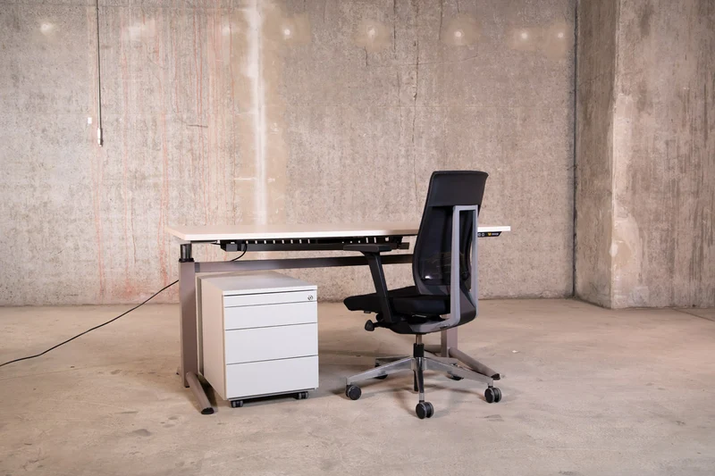 Steelcase - elektrisch höhen verstellbarer Schreibtisch