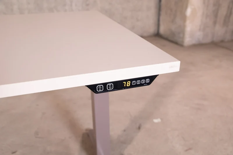 Steelcase - elektrisch höhen verstellbarer Schreibtisch