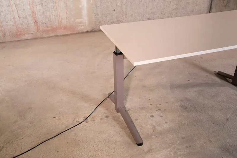 Steelcase - elektrisch höhen verstellbarer Schreibtisch