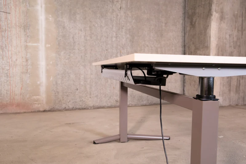 Steelcase - elektrisch höhen verstellbarer Schreibtisch