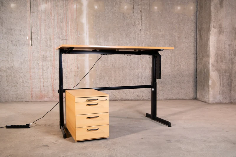 Steelcase - elektrisch höhenverstellbarer Schreibtisch