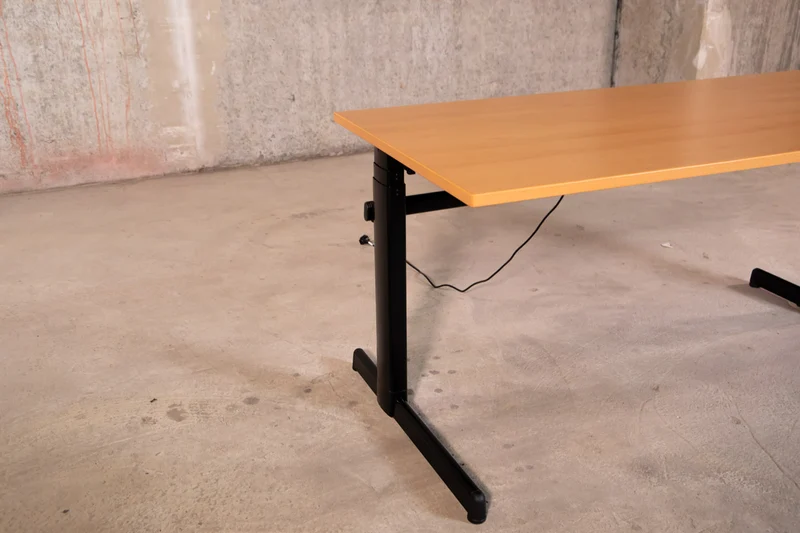 Steelcase - elektrisch höhenverstellbarer Schreibtisch
