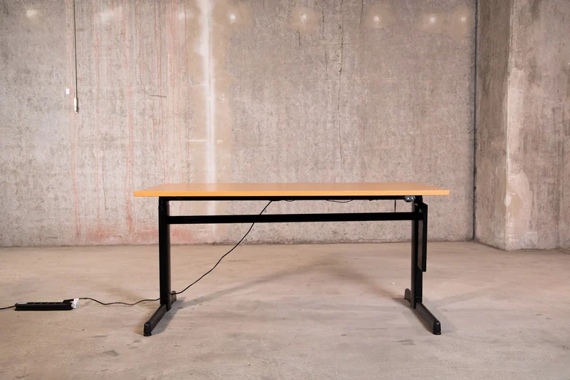 Steelcase - elektrisch höhenverstellbarer Schreibtisch