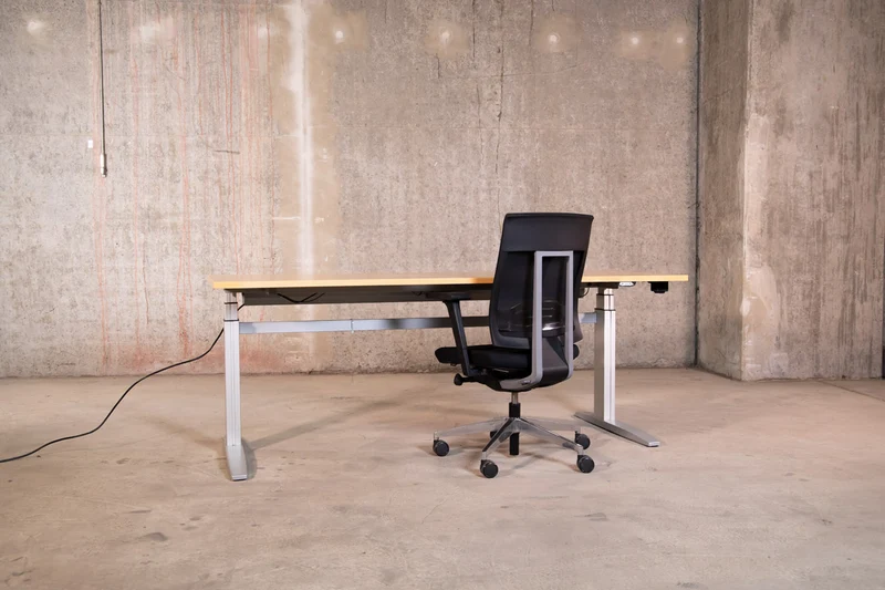 Steelcase - elektrisch höhenverstellbarer Schreibtisch
