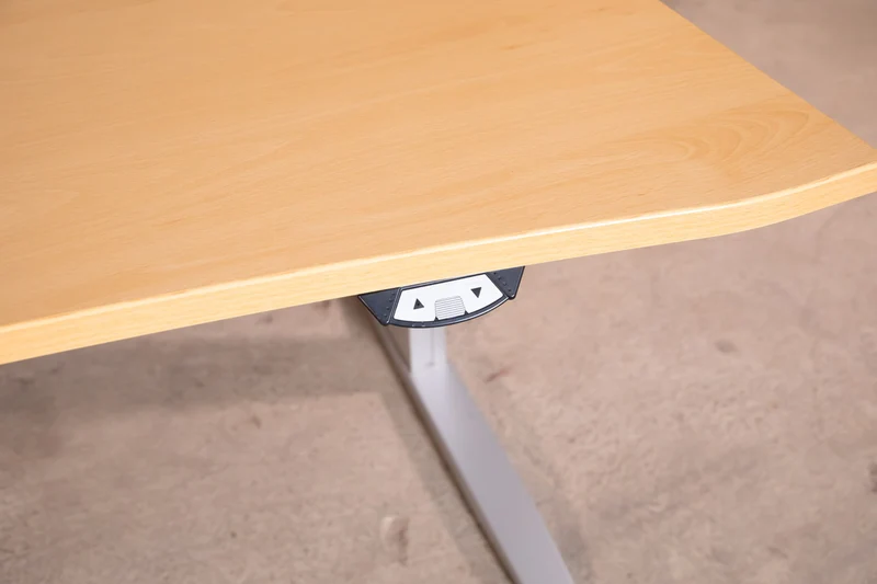 Steelcase - elektrisch höhenverstellbarer Schreibtisch