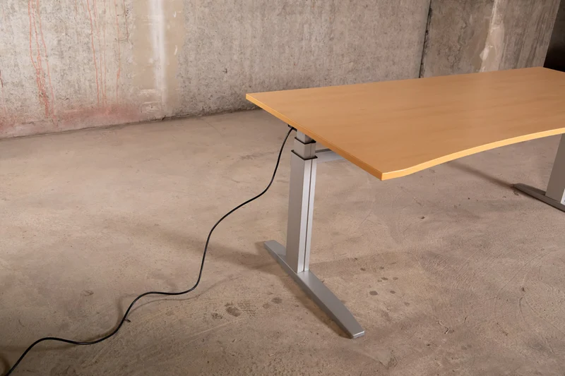 Steelcase - elektrisch höhenverstellbarer Schreibtisch