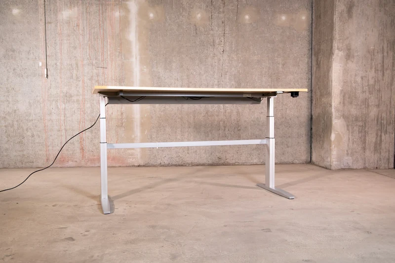 Steelcase - elektrisch höhenverstellbarer Schreibtisch