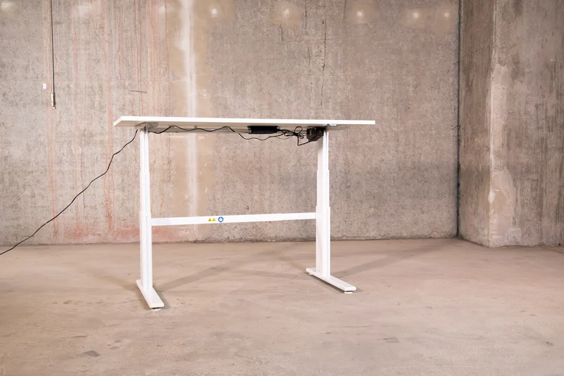 elektrisch höhenverstellbarer Schreibtisch
