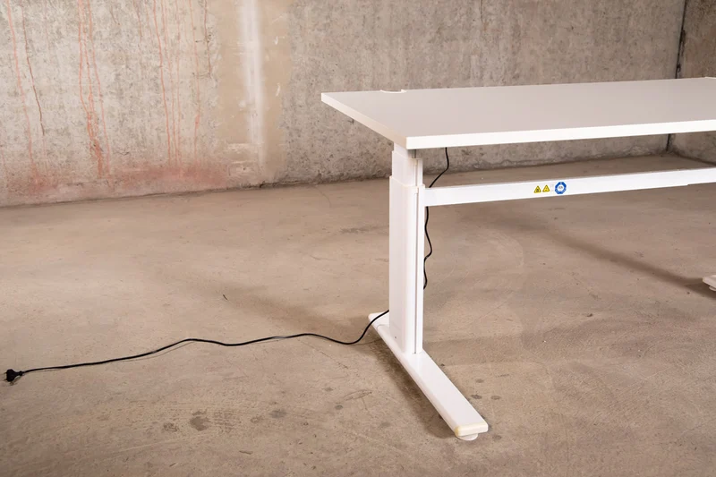 elektrisch höhenverstellbarer Schreibtisch