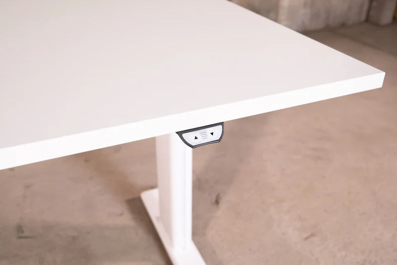 elektrisch höhenverstellbarer Schreibtisch