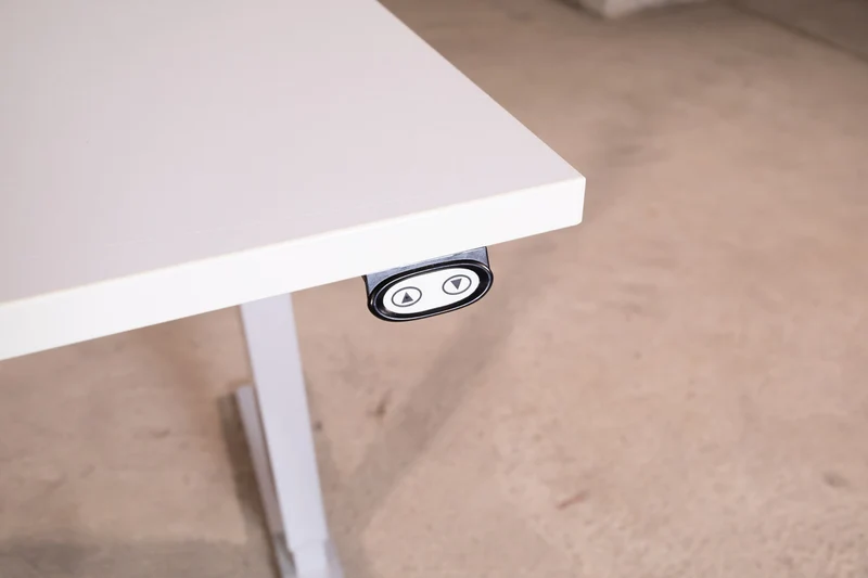 elektrisch höhenverstellbarer Schreibtisch