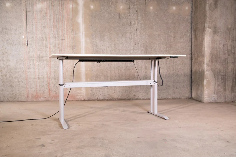 Hund – elektrisch höhenverstellbarer Schreibtisch, Freiform