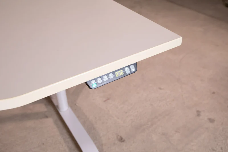 Hund – elektrisch höhenverstellbarer Schreibtisch, Freiform