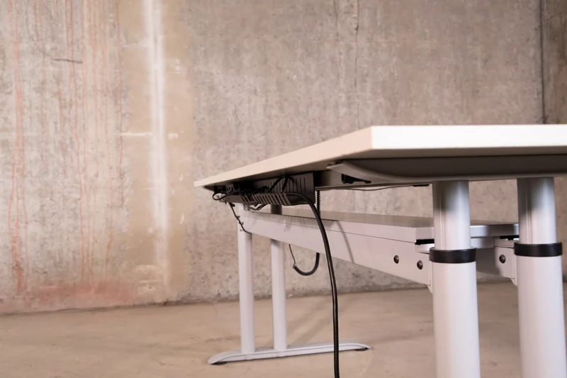 Hund – elektrisch höhenverstellbarer Schreibtisch, Freiform