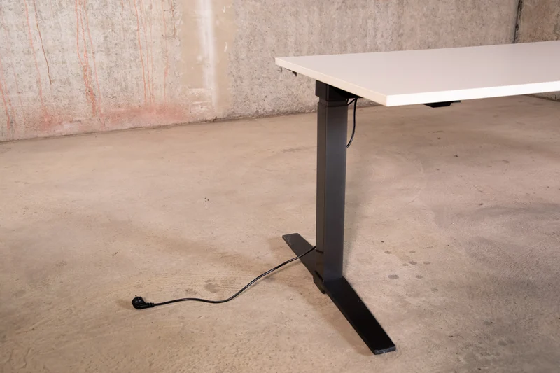 König & Neurath - elektrisch höhenverstellbarer Schreibtisch