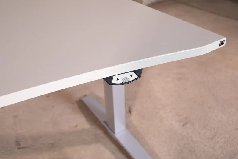 König & Neurath - elektrisch höhenverstellbarer Schreibtisch