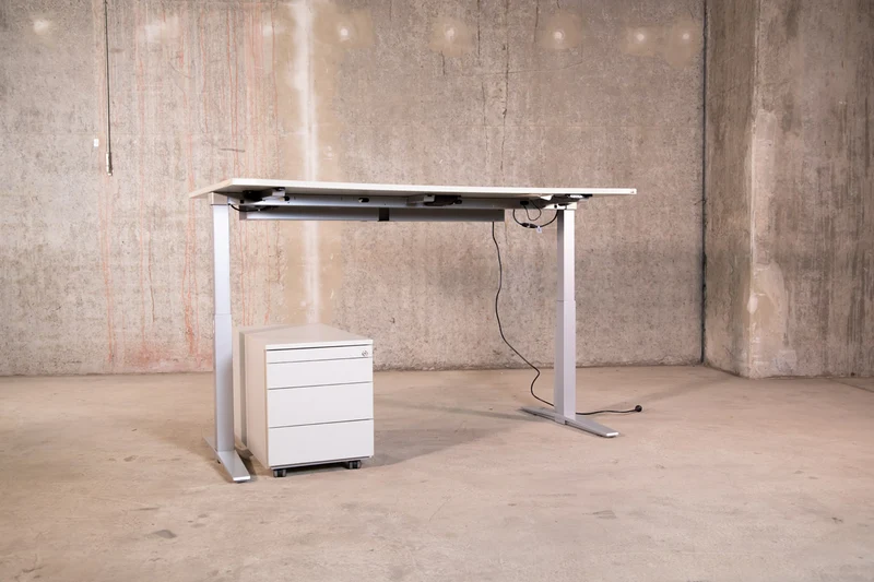König & Neurath – elektrisch höhenverstellbarer Schreibtisch