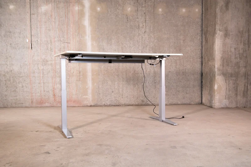 König & Neurath – elektrisch höhenverstellbarer Schreibtisch