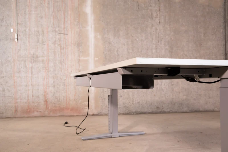 König & Neurath – elektrisch höhenverstellbarer Schreibtisch