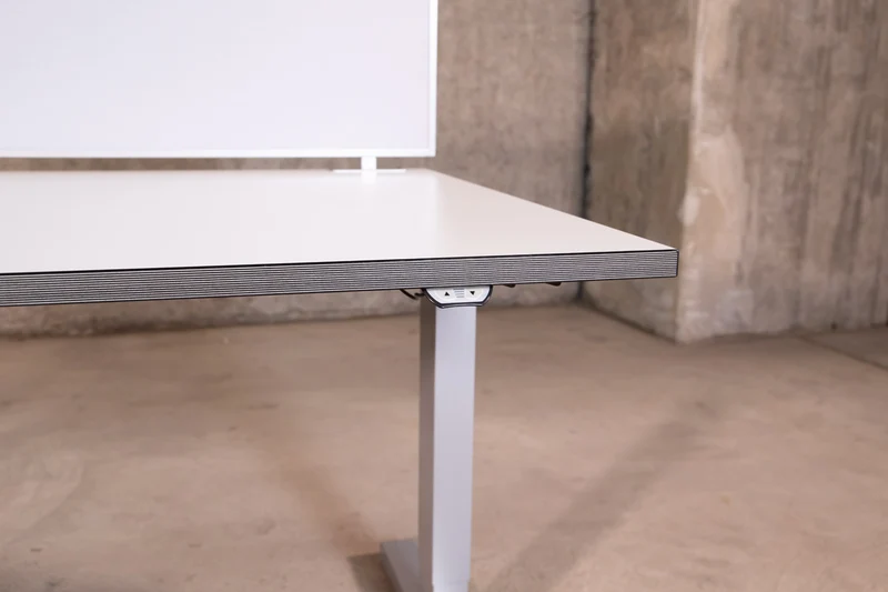 Mauser – elektrisch höhenverstellbarer Schreibtisch