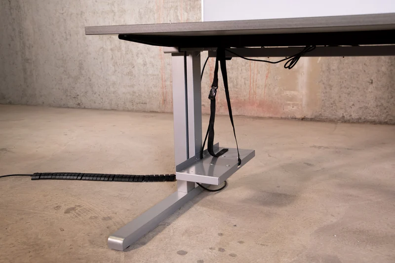 Mauser – elektrisch höhenverstellbarer Schreibtisch
