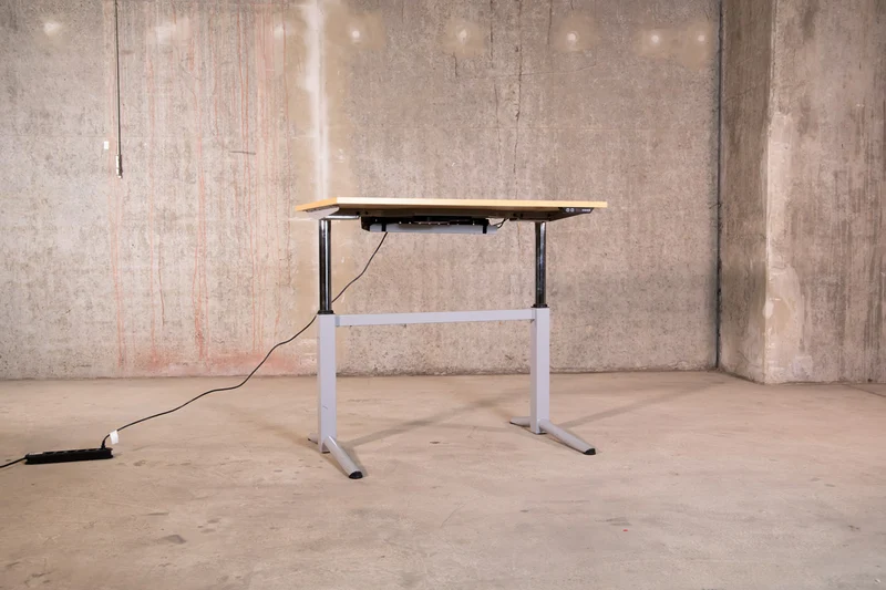 Oka – elektrisch höhen verstellbarer Schreibtisch