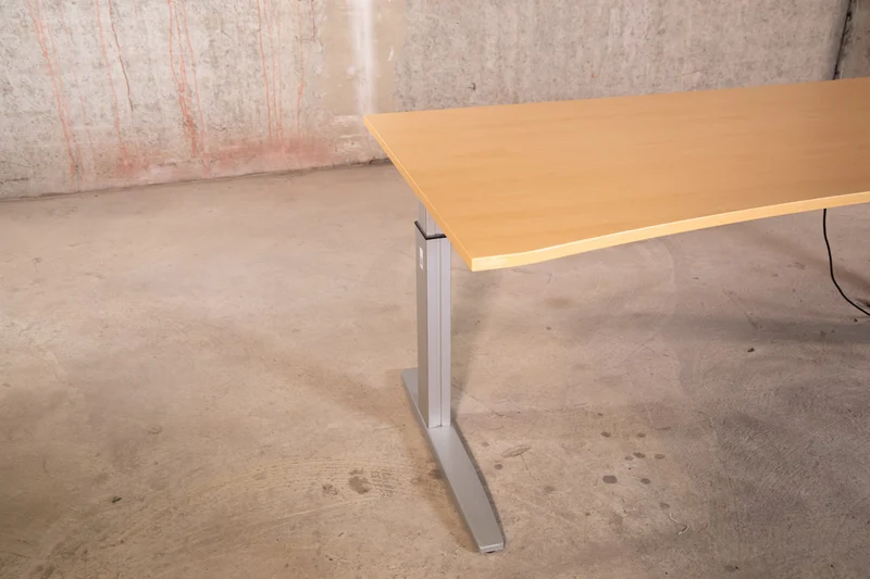 Ceka – elektrisch höhenverstellbarer Schreibtisch