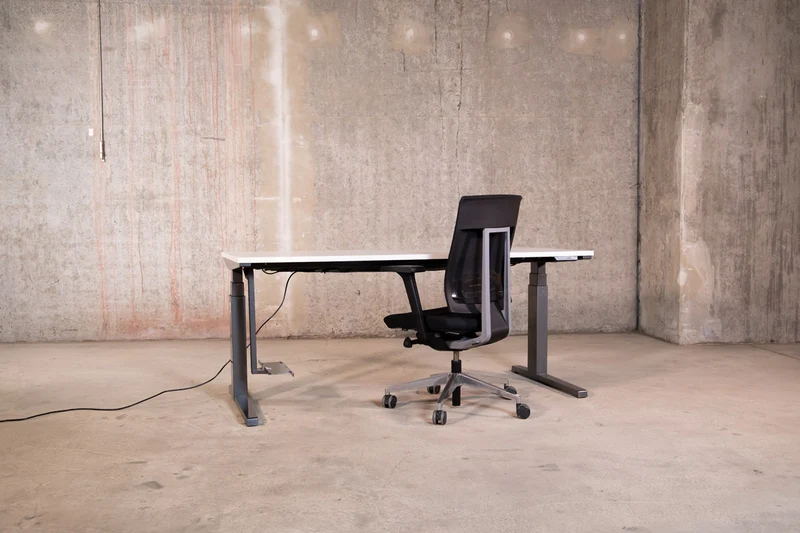 Steelcase – elektrisch höhen verstellbarer Schreibtisch