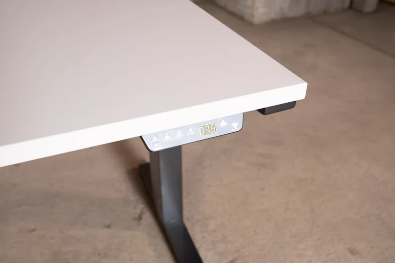 Steelcase – elektrisch höhen verstellbarer Schreibtisch