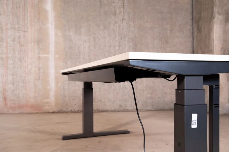 Steelcase – elektrisch höhen verstellbarer Schreibtisch