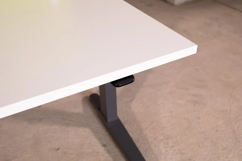 Steelcase – elektrisch höhen verstellbarer Schreibtisch