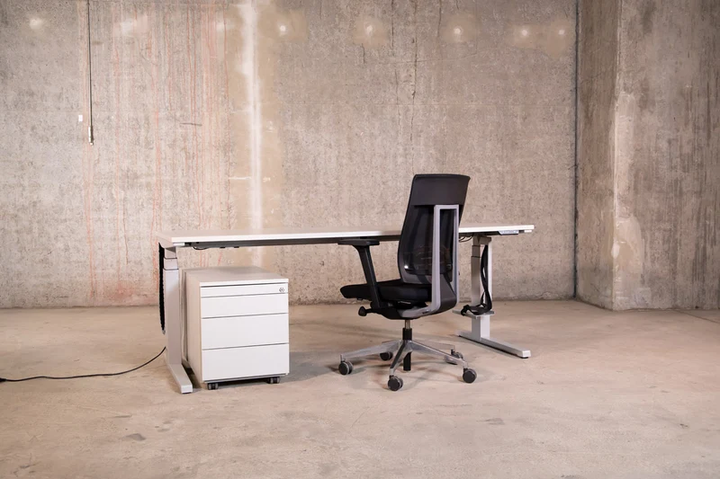 Steelcase - elektrisch höhenverstellbarer Schreibtisch