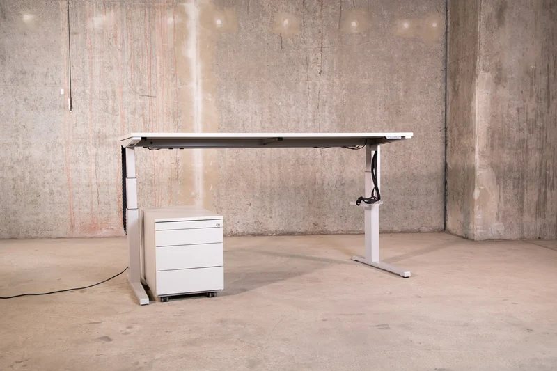 Steelcase - elektrisch höhenverstellbarer Schreibtisch