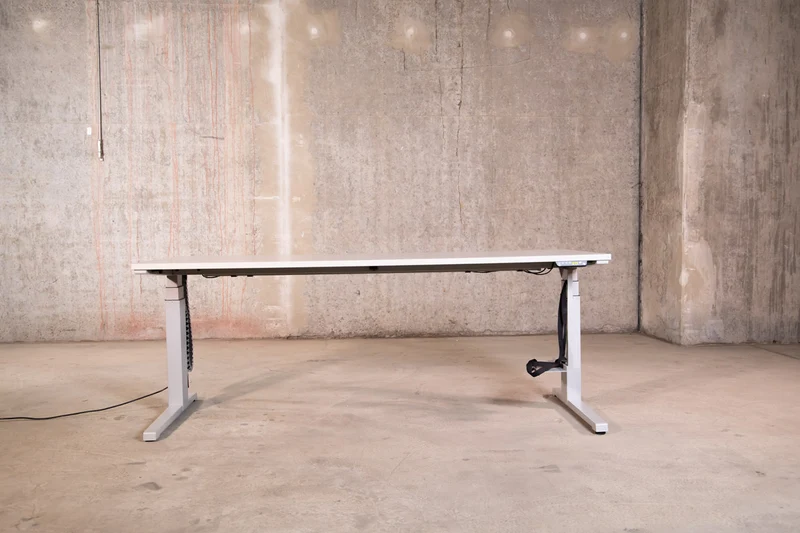 Steelcase - elektrisch höhenverstellbarer Schreibtisch