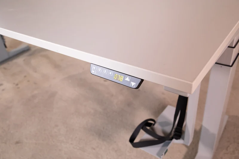 Steelcase - elektrisch höhenverstellbarer Schreibtisch