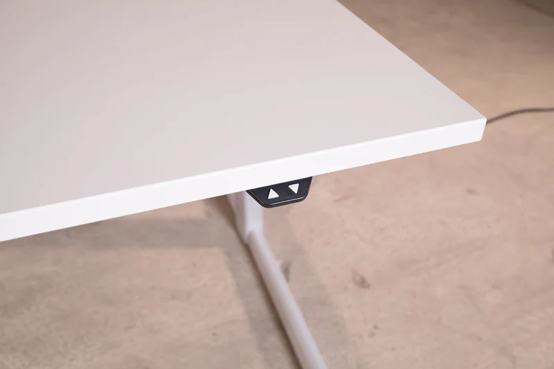 Steelcase – elektrisch höhenverstellbarer Schreibtisch